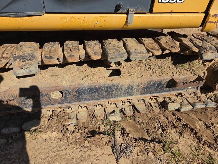 2011-deere-135d-image-37