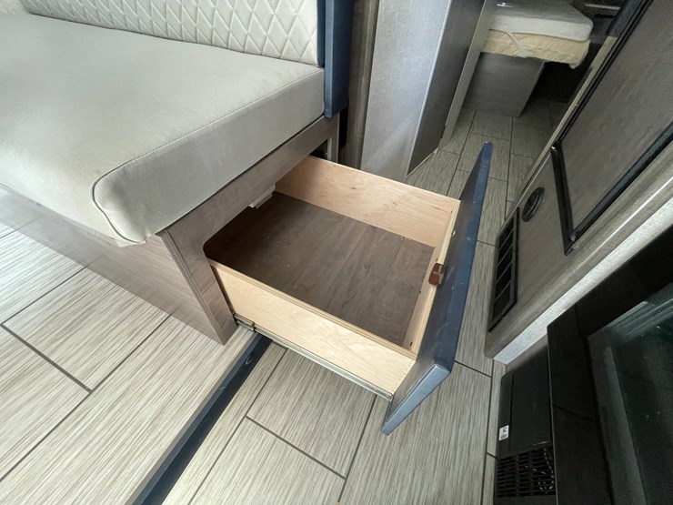 #2824-•-2022-lance-travel-trailer,-(has-new-mexico-title)-image-29