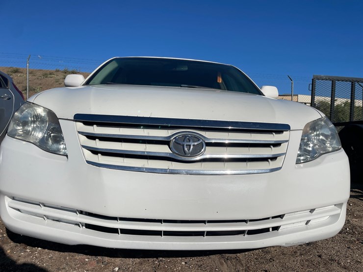 #2762-•-2005-toyota-avalon-(title-in-delay)-image-8