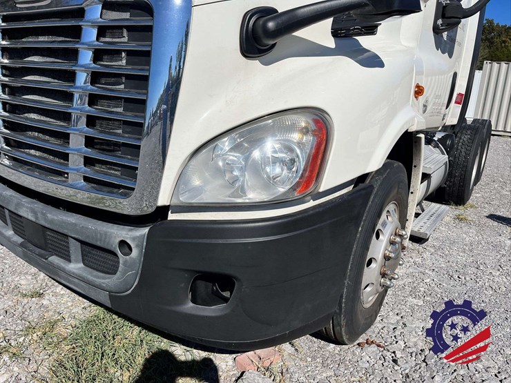 2017-freightliner-cascadia-t/a-truck-tractor-image-13