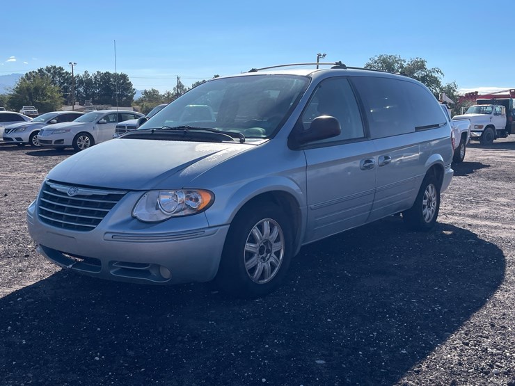 2005-chrysler-town-&-country-image-1