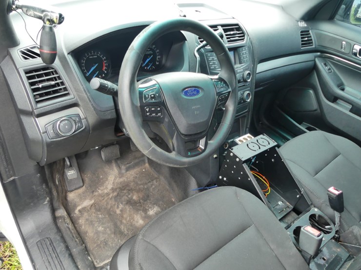2016-ford-explorer-image-13