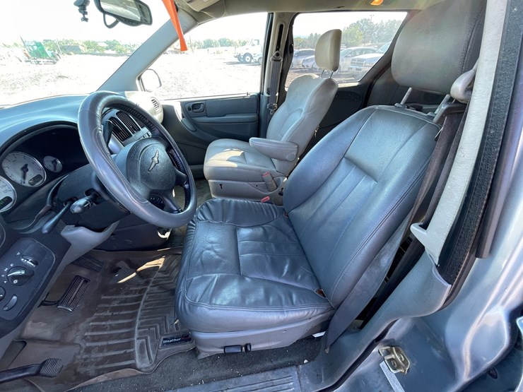2005-chrysler-town-&-country-image-40