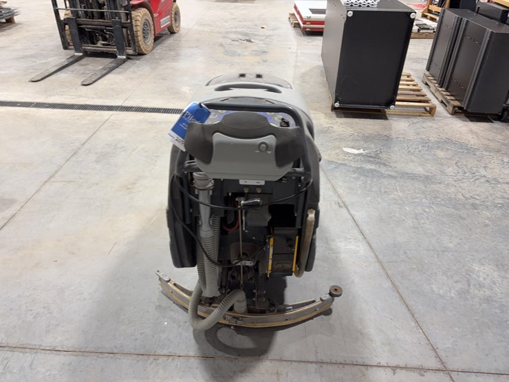 nilfisk-advance-convertomatic-28d-c-floor-cleaner-image-6
