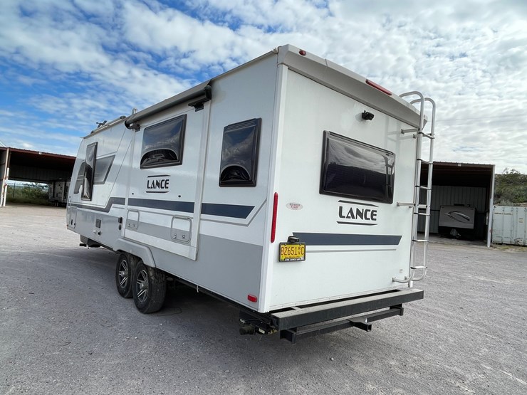 #2824-•-2022-lance-travel-trailer,-(has-new-mexico-title)-image-149