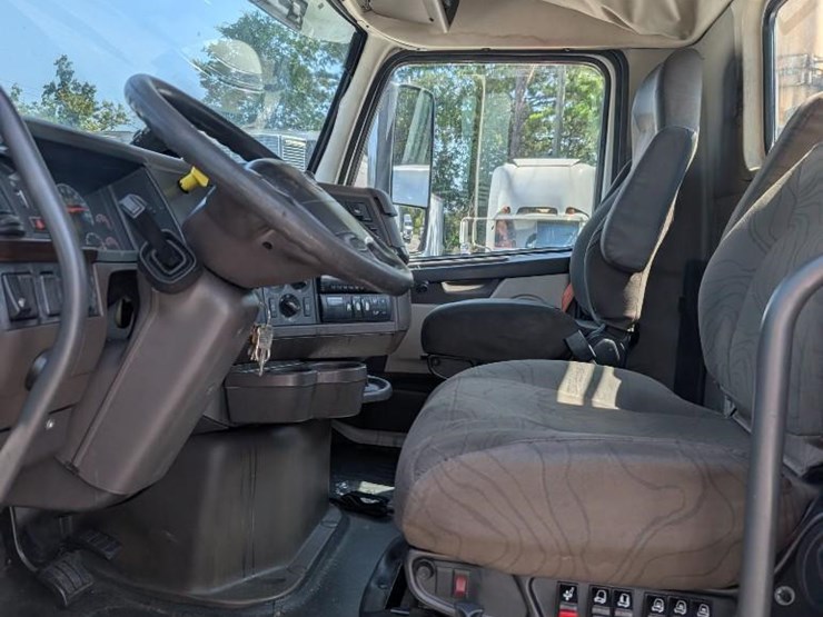2017-volvo-vnl-t/a-day-cab,-volvo-engine-d13-425-h.p.,-odometer-reading-(miles)-823485,-volvo-i-image-16