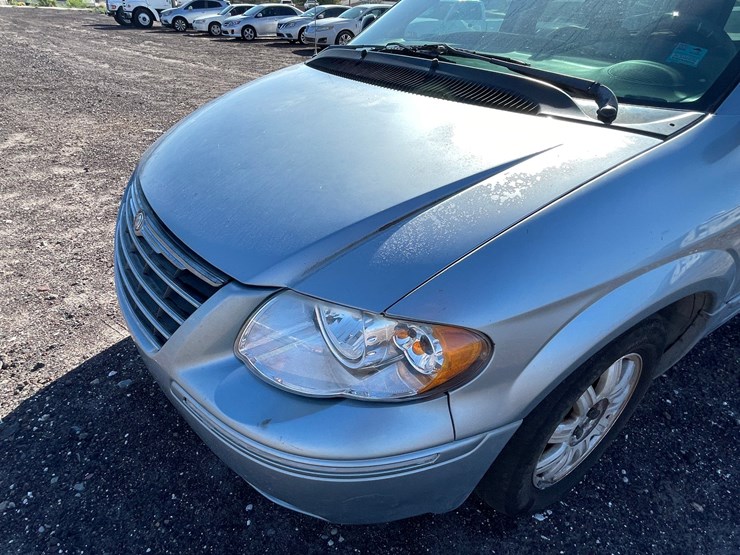 2005-chrysler-town-&-country-image-60