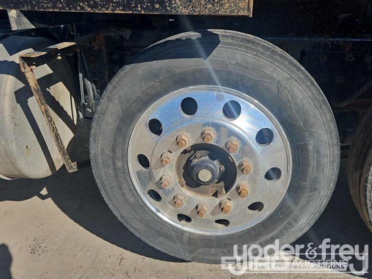 2019-freightliner-122sd-image-22