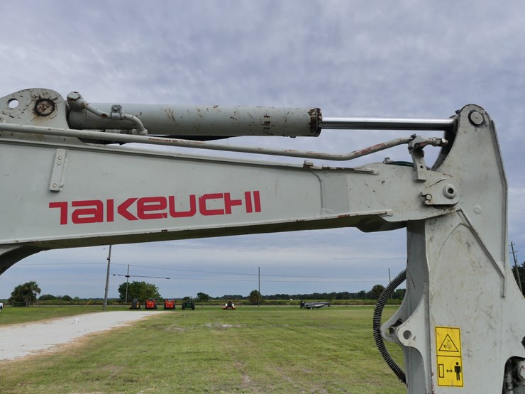 takeuchi-tb240-image-13