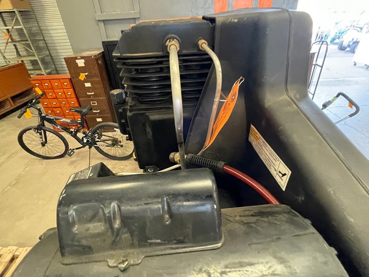 #4646-•-60-gallon-vertical-air-compressor-image-8