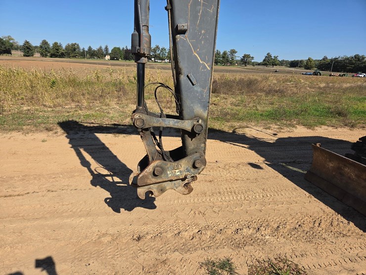 2011-deere-135d-image-10