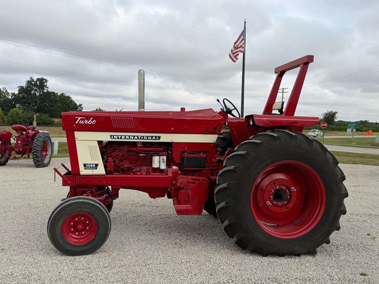 farmall-1066-turbo-row-crop-puller-image-9