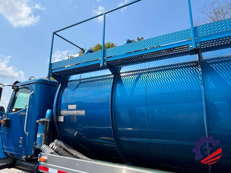 2011-international-paystar-tri-axle-hydrovac-truck-image-32