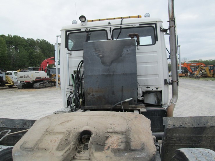 1998-freightliner-fl80-image-10