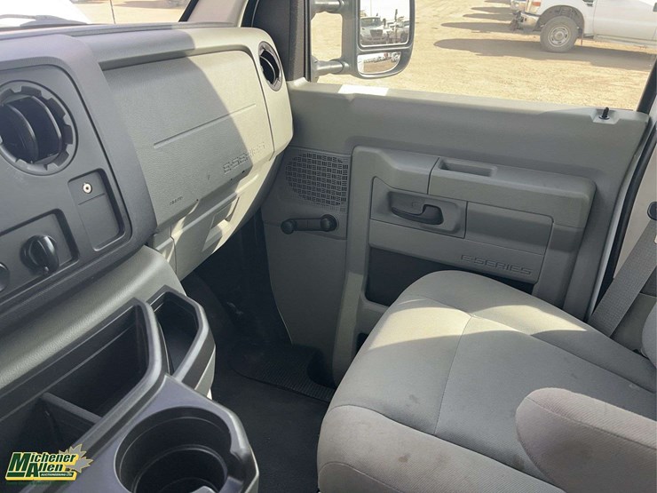 2013-ford-cargo-image-16
