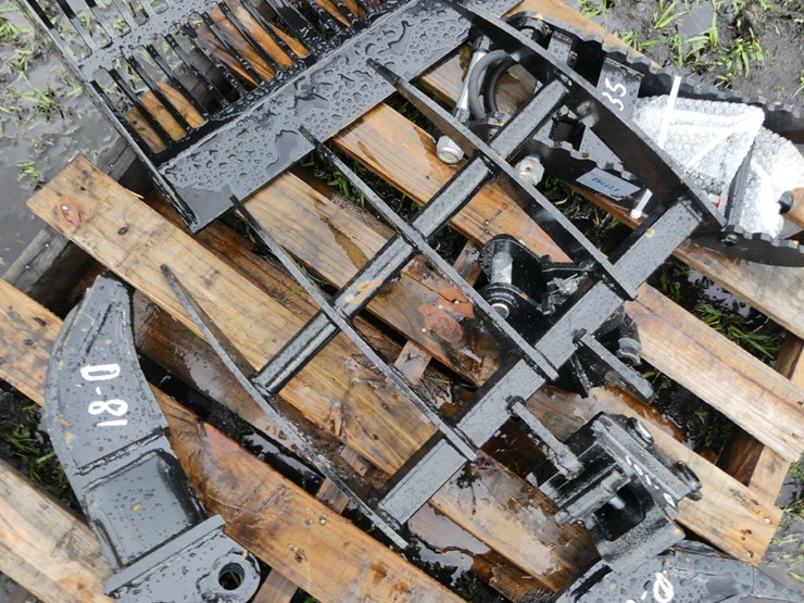 giyi-mini-excavator-rake-image-1