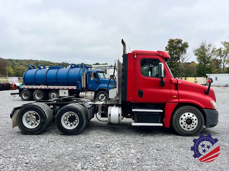 2014-freightliner-cascadia-t/a-truck-tractor-image-37