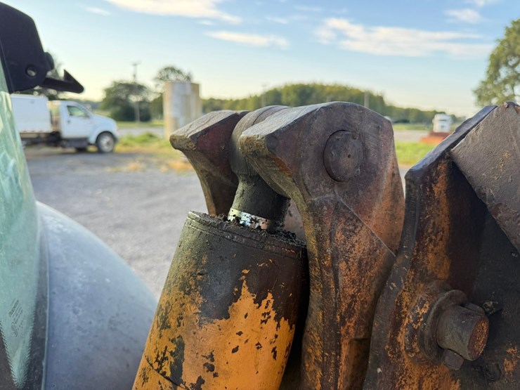 2001-case-580m-image-28