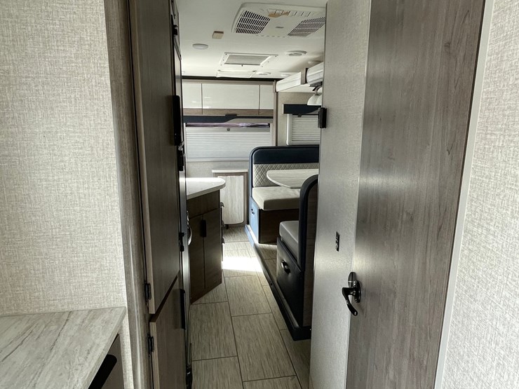 #2824-•-2022-lance-travel-trailer,-(has-new-mexico-title)-image-85