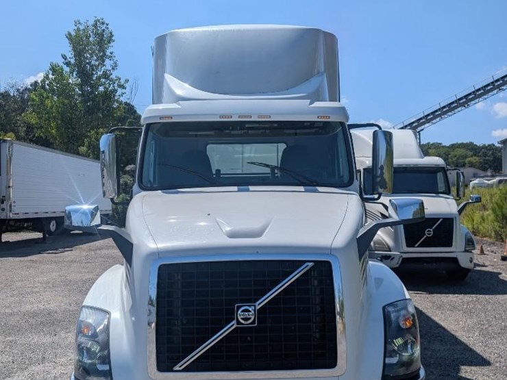 2018-volvo-10-image-2