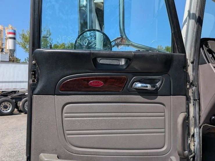 2014-peterbilt-386-image-16