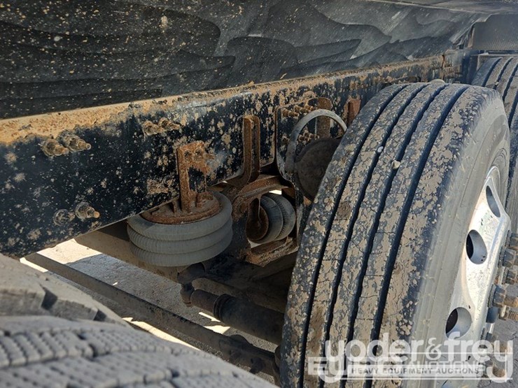 2019-freightliner-122sd-image-12