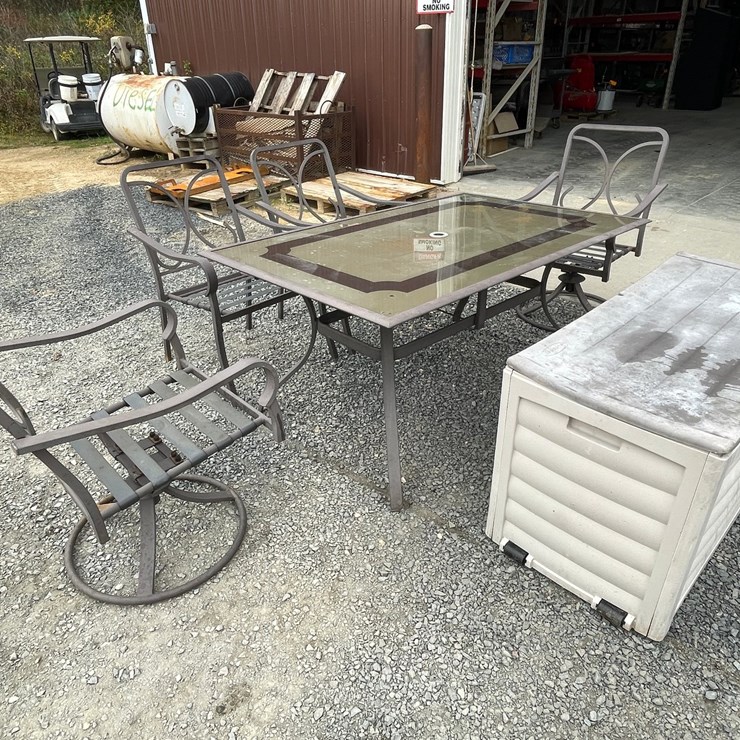 #3055 • Patio Table and Chairs