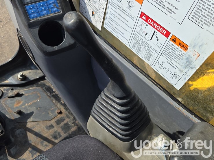2015-komatsu-pc210-lc-11-image-76