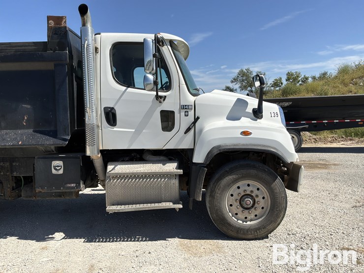 2015-freightliner-114sd-image-14