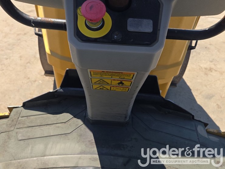 2021-caterpillar-cb34b-image-47