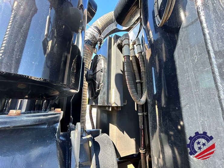 2020-peterbilt-567-image-58