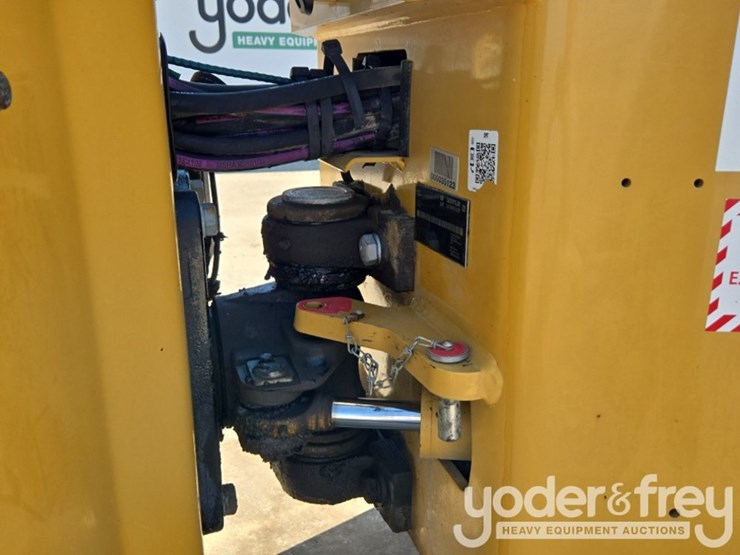 2021-caterpillar-cb34b-image-17