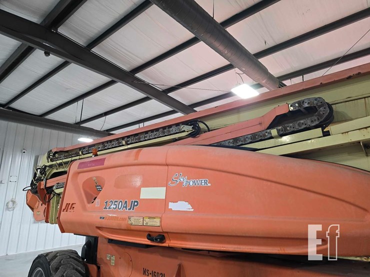 2016-jlg-1250ajp-image-16
