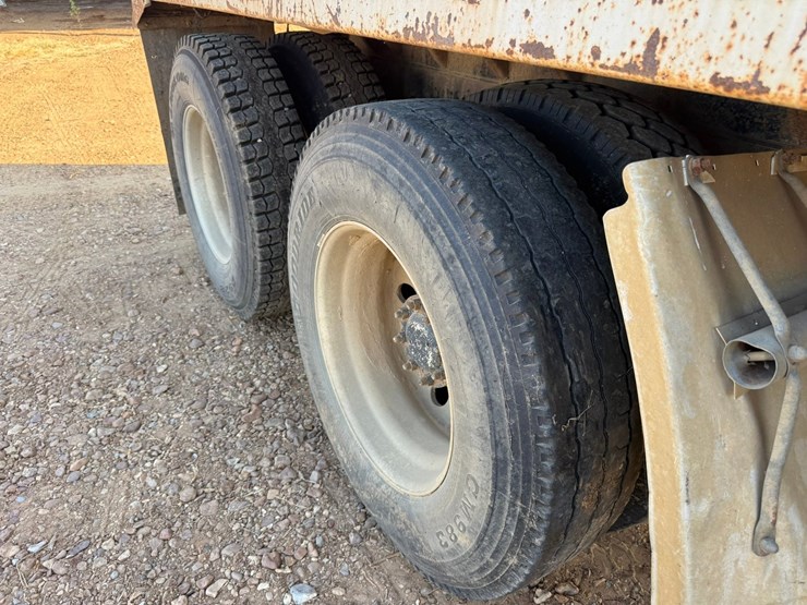 2003-freightliner-fld120-image-35