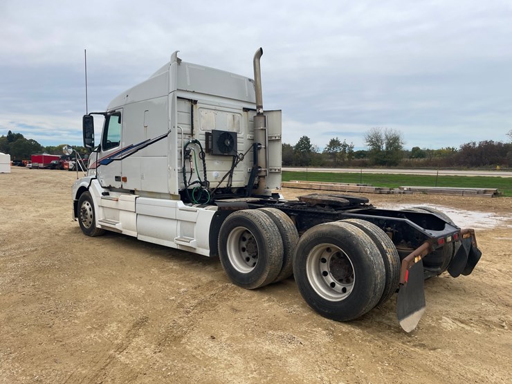 #101-•-2007-volvo-vnl-sleeper-semi-(has-wi-title)-image-4
