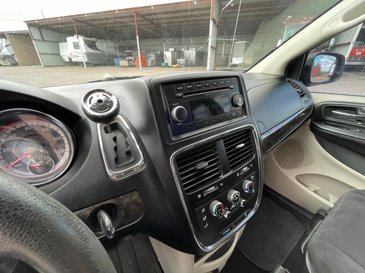 2011-dodge-grand-caravan-image-44