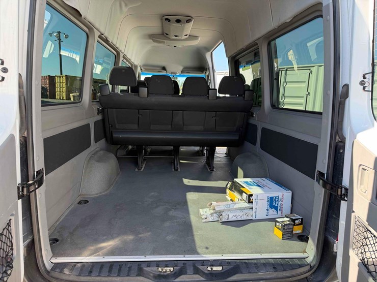 2010-freightliner-passenger-van-image-10
