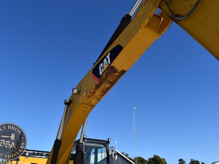 2018-caterpillar-326fl-image-31