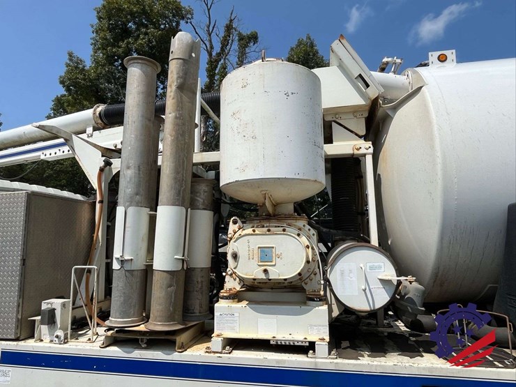 2009-international-sf637-t/a-hydrovac-truck-image-27