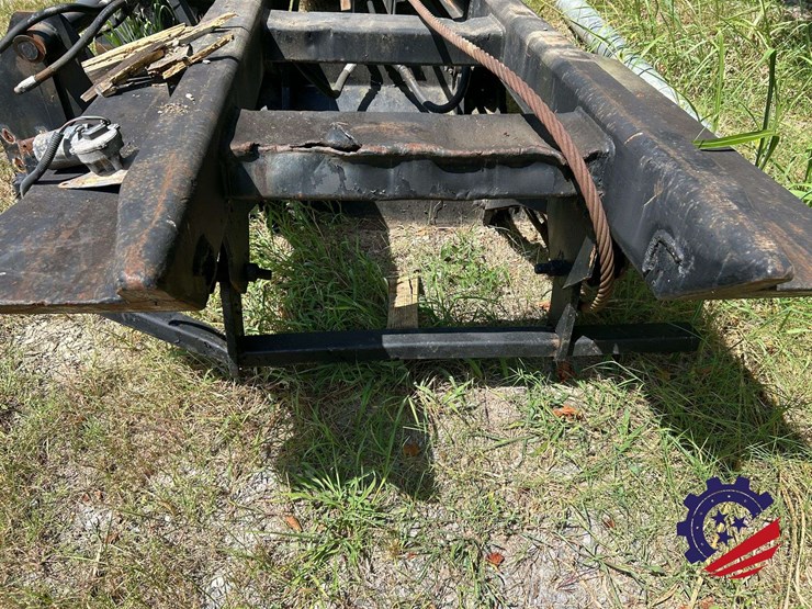 complete-roll-off-hoist-body-minus-the-tarper-rams,-tank,-plastic-fenders-image-5