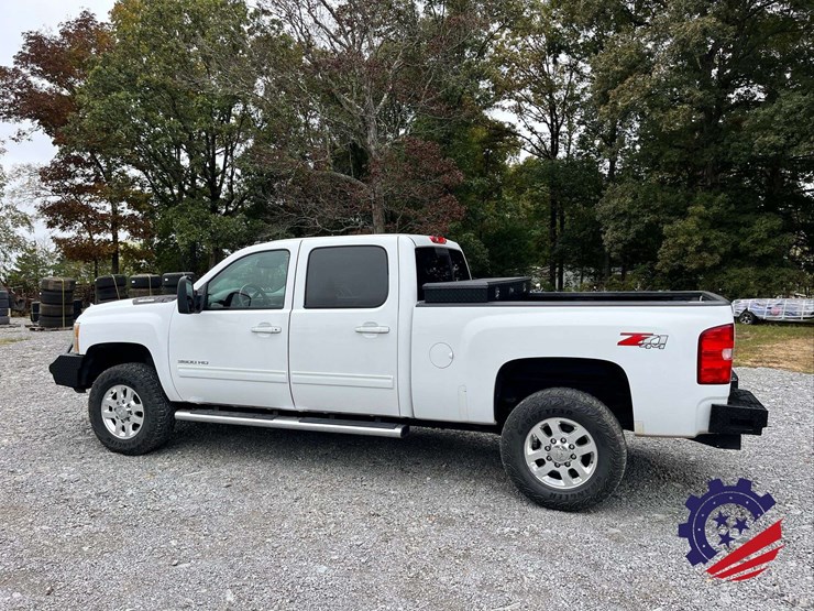 2013-chevrolet-silverado-z71-/-4x4-/-3500hd-pickup-image-2