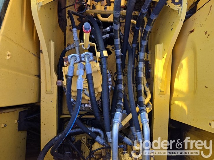 2015-komatsu-pc210-lc-11-image-47