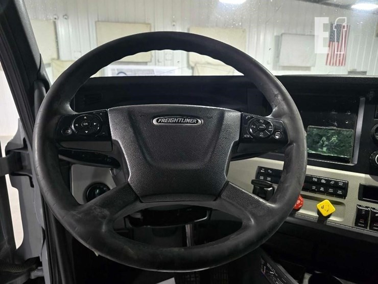 2020-freightliner-cascadia-126-image-10