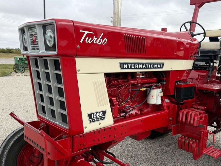 farmall-1066-turbo-row-crop-puller-image-12