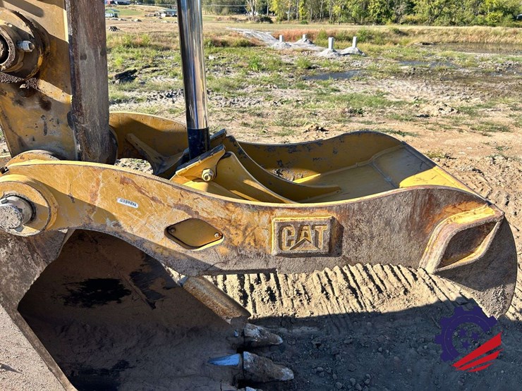 2018-caterpillar-320-image-13