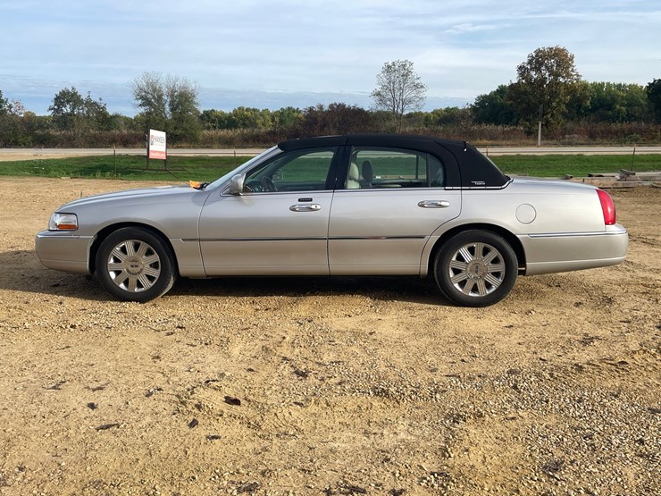 #201-•-2005-lincoln-town-car-(has-wi-title)-image-8