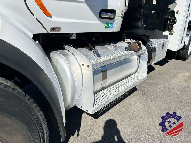2020-peterbilt-567-image-47