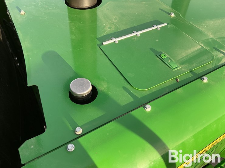 2021-john-deere-w235-image-18
