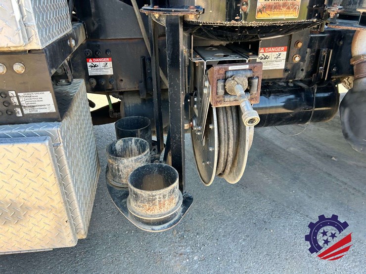 2019-freightliner-114sd-image-95