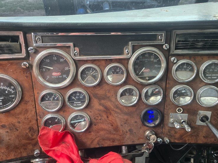 2000-peterbilt-379-image-48